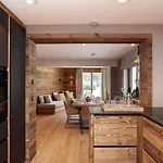 Apartment Hahnenkamm Luxury Ski-in Ski-out With Spa, Parking & Fireplace *