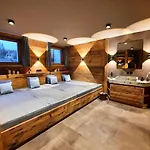 Апартаменти Hahnenkamm Luxury Ski-in Ski-out With Spa, Parking & Fireplace *