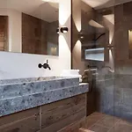 Apartment Hahnenkamm Luxury Ski-in Ski-out With Spa, Parking & Fireplace *